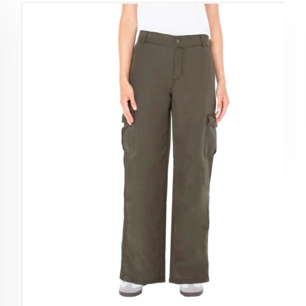 Well Worn Ladies' Wide Leg Cargo, Size 12/32 , Inseam 31”